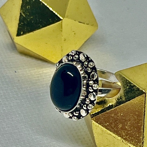 Sterling Silver 925 ring with a Obsedian cabochon gemstone in the middle. - Picture 3 of 10